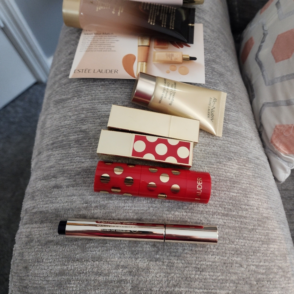 Nwt Estee Lauder Makeup Set with Red and Gold Accents - Picture 2 of 6